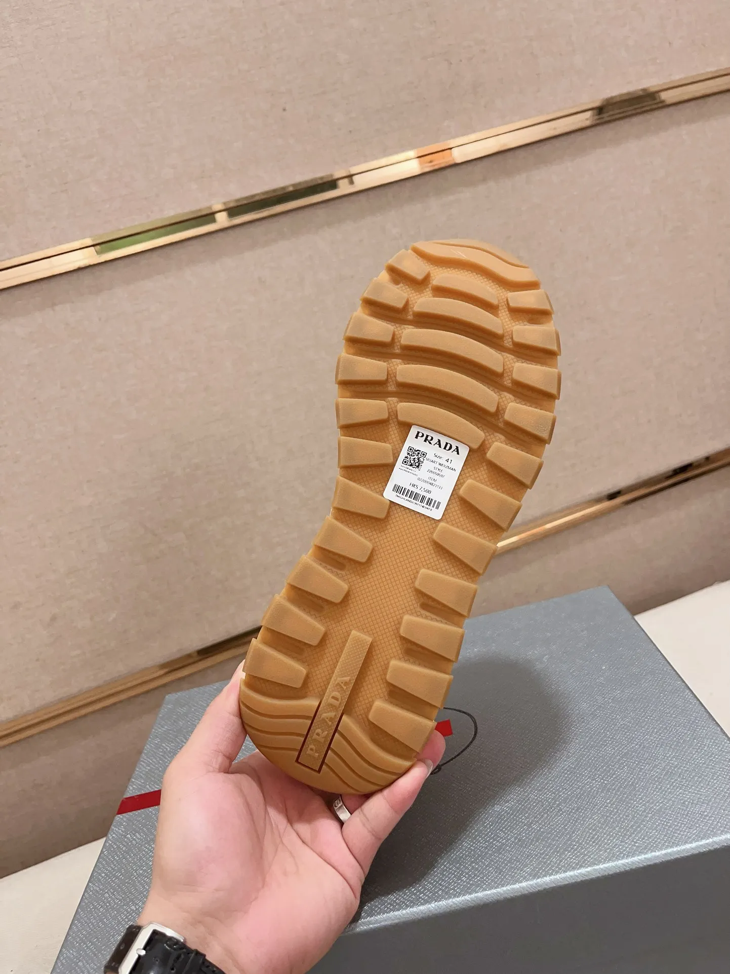 Men's Men's Shoes 💰 580💰 ✔️✔️✔️High-quality new PRADA (Prada) counters are launched simultaneously. The new men's shoes and 😘fabric are made of selected first-layer cowhide and technological glue-spraying technology. Lining: Full cowhide lining. 👍🏿High-end☄️Open-molded non-slip rubber outsole, exquisite lines, simple and elegant, comfortable and high-end for leisure travel. Code number: 38 to 44 (can be customized to 45, non-refundable!